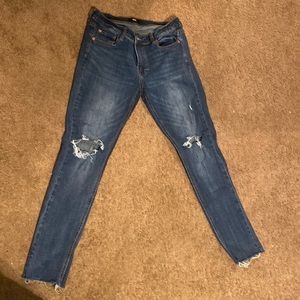 Blue skinny jeans w raw trim.
